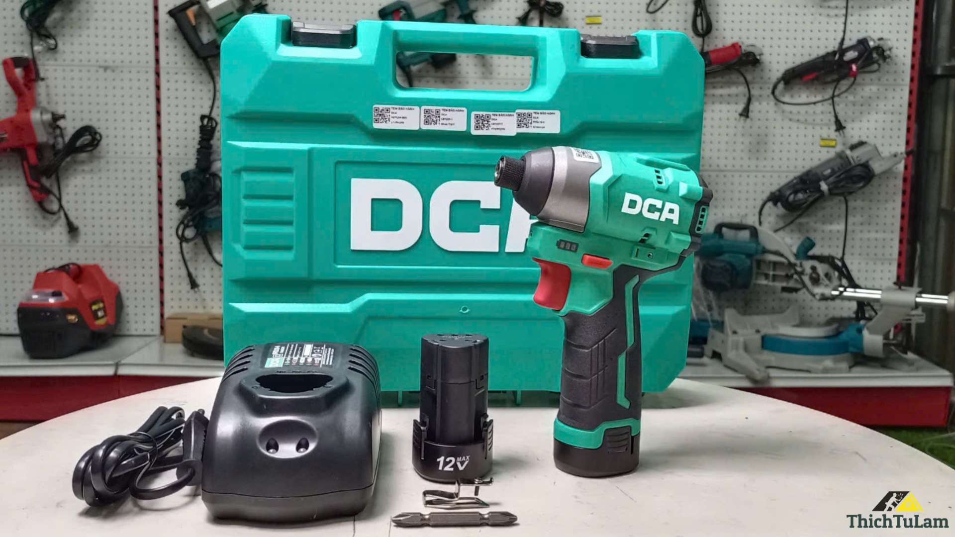 Máy bắt vít dùng pin (bộ 2 pin 1 sạc)12V Max DCA ADPL04-8EK