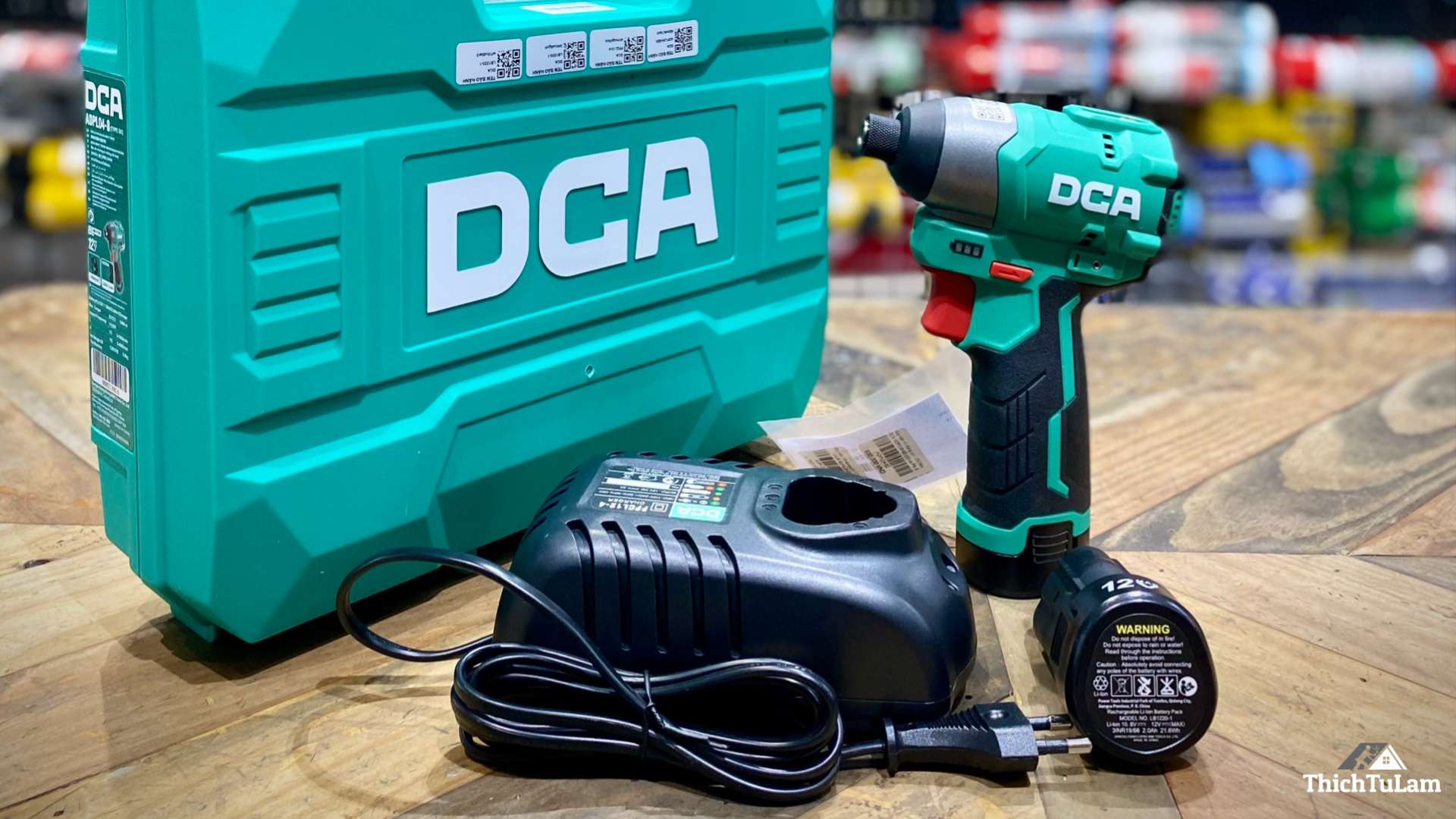 Máy bắt vít dùng pin (bộ 2 pin 1 sạc)12V Max DCA ADPL04-8EK