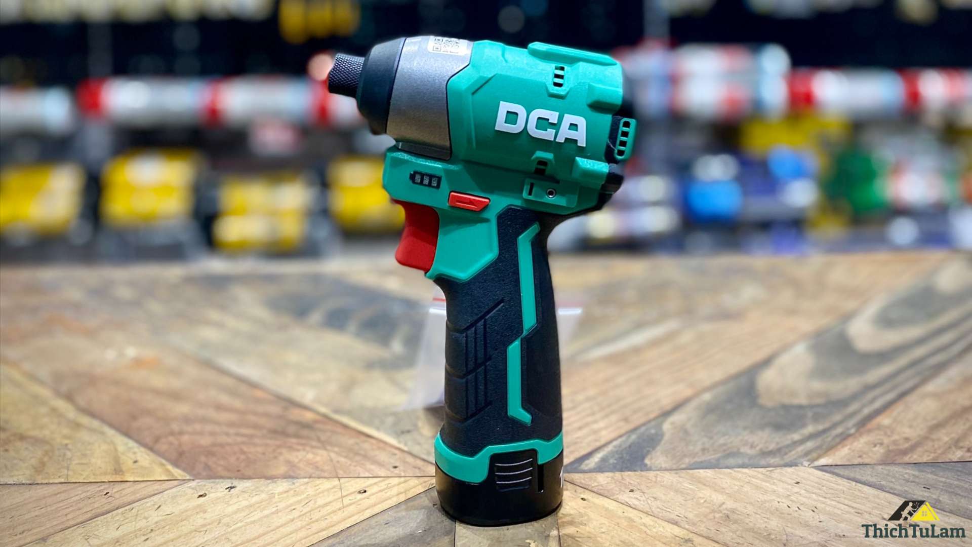 Máy bắt vít dùng pin (bộ 2 pin 1 sạc)12V Max DCA ADPL04-8EK