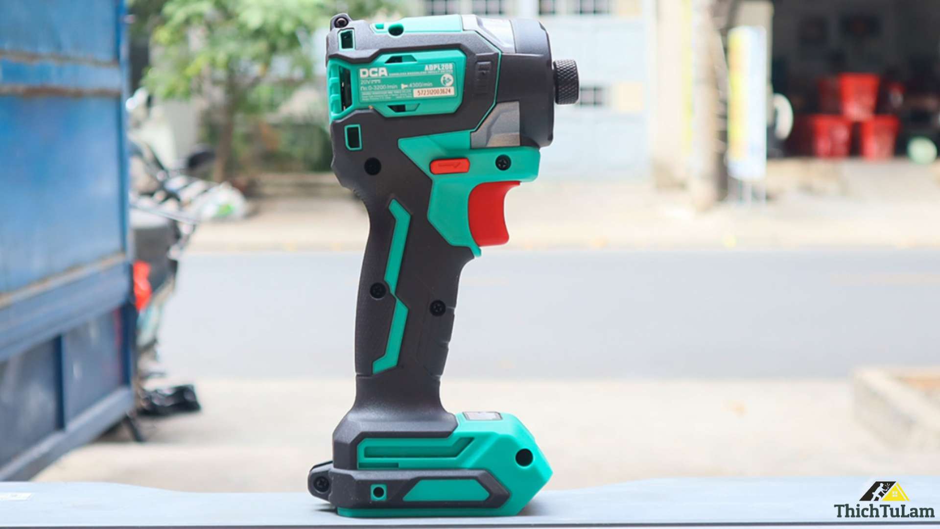 Máy bắt vít pin DCA ADPL208