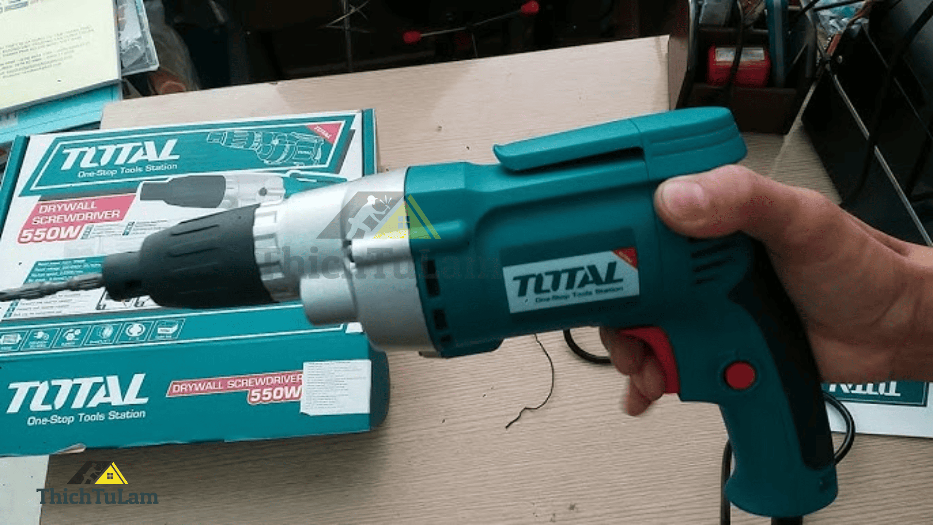 Máy bắn vít Total