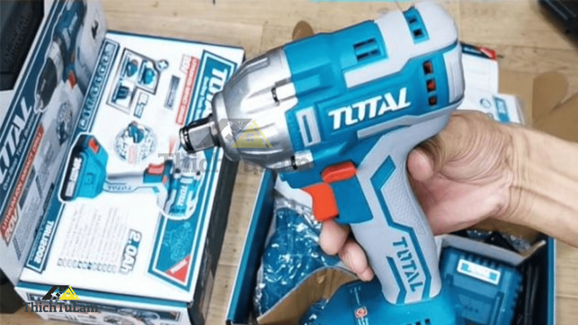 Máy bắn vít Total