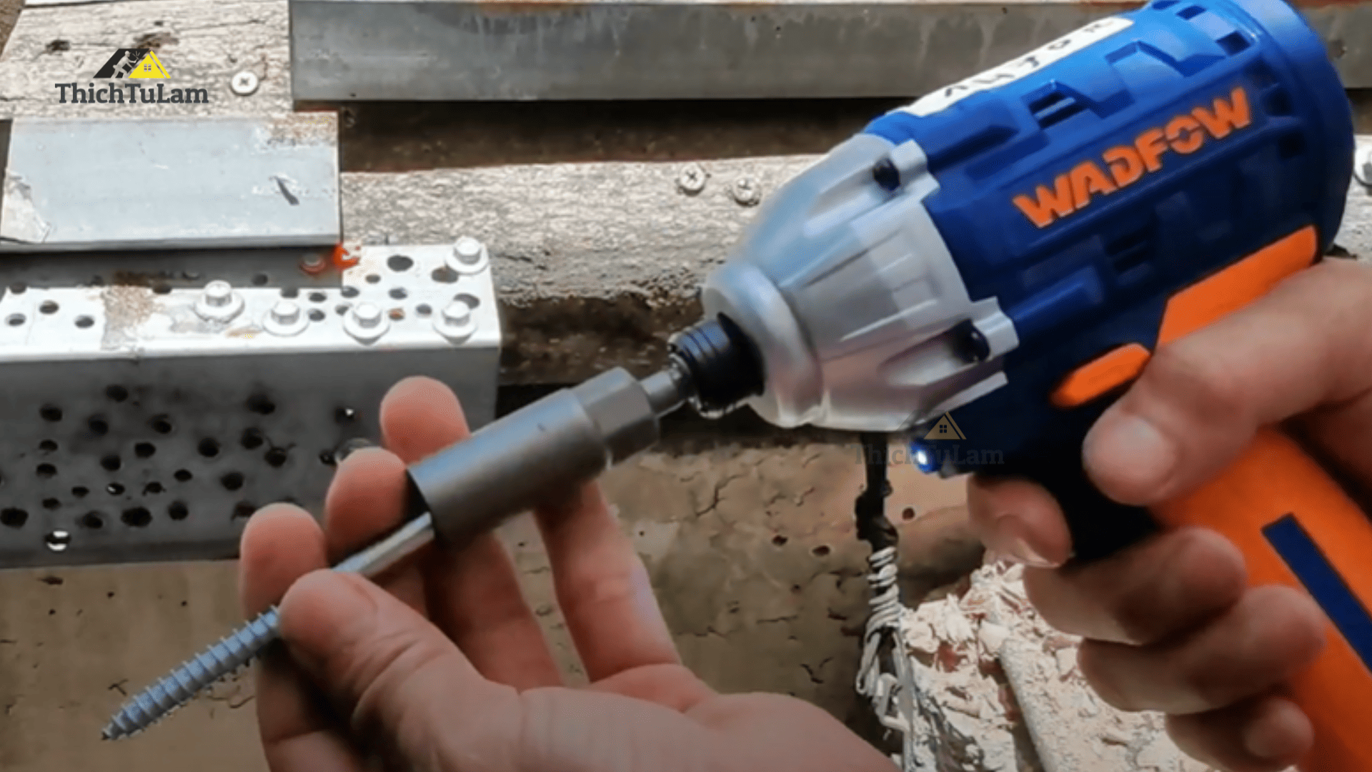 Máy bắn vít Wadfow