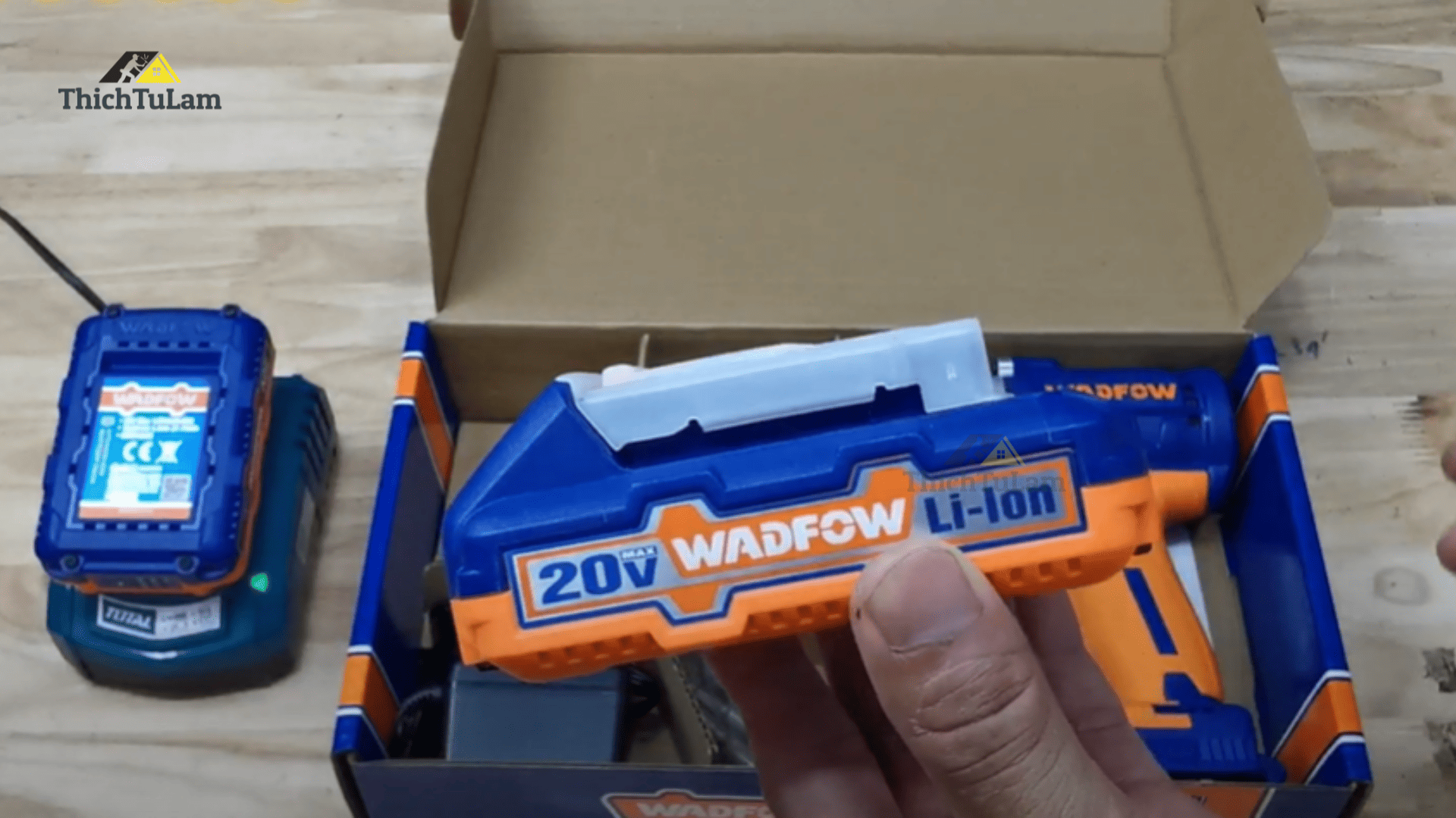 Máy bắn vít Wadfow