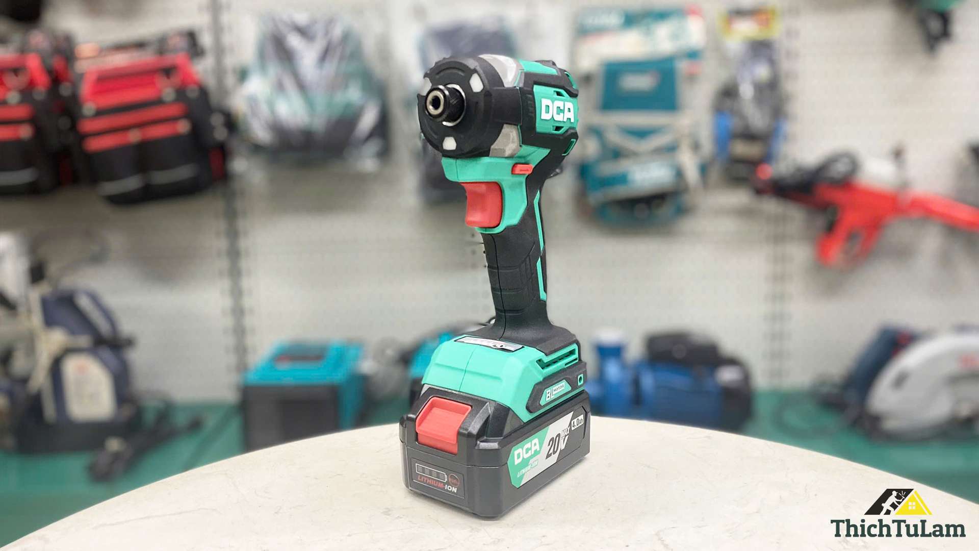 Máy bắt vít không chổi than 1 pin 1 sạc DCA ADPL208ADM