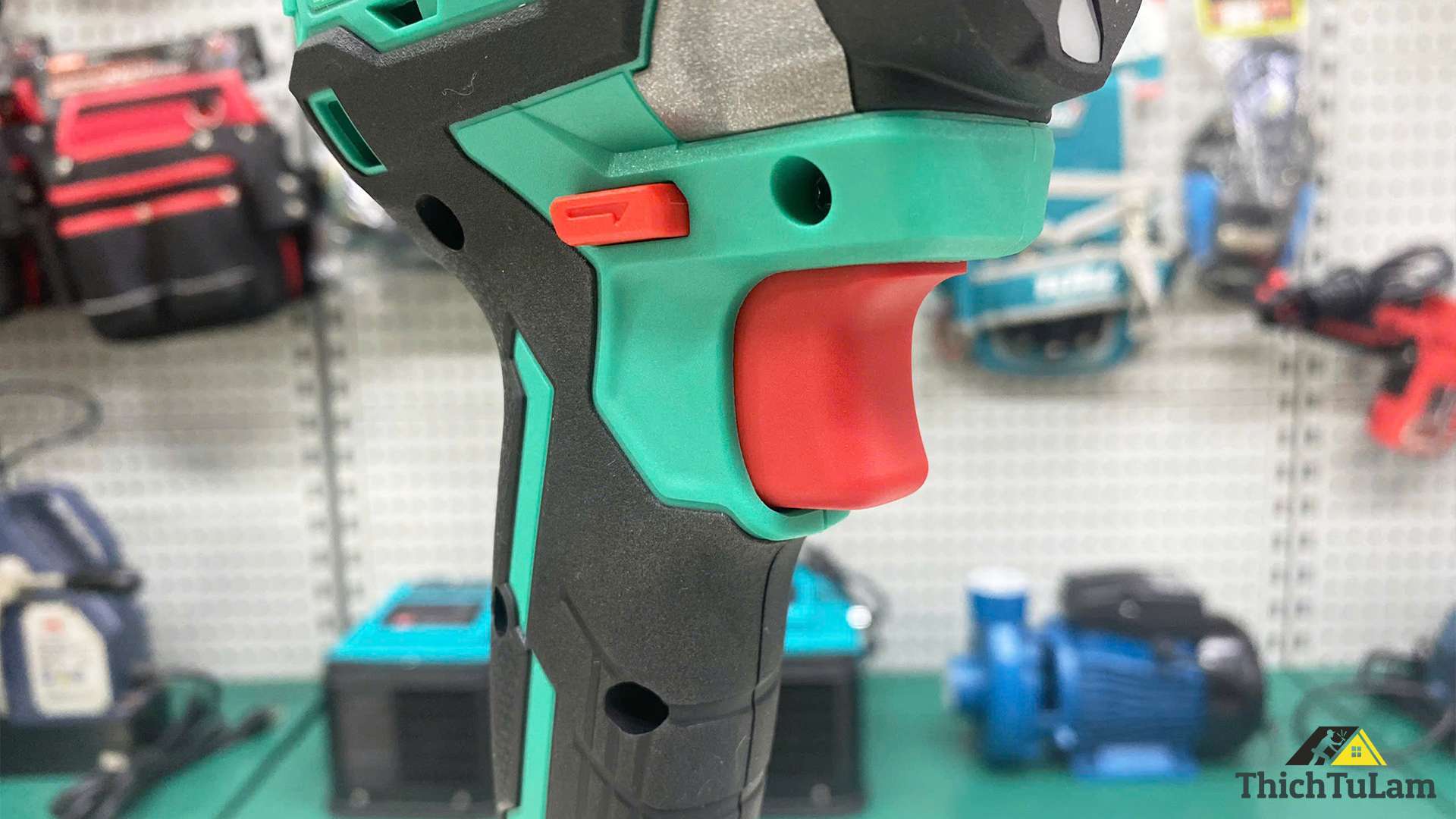 Máy bắt vít không chổi than 1 pin 1 sạc DCA ADPL208ADM