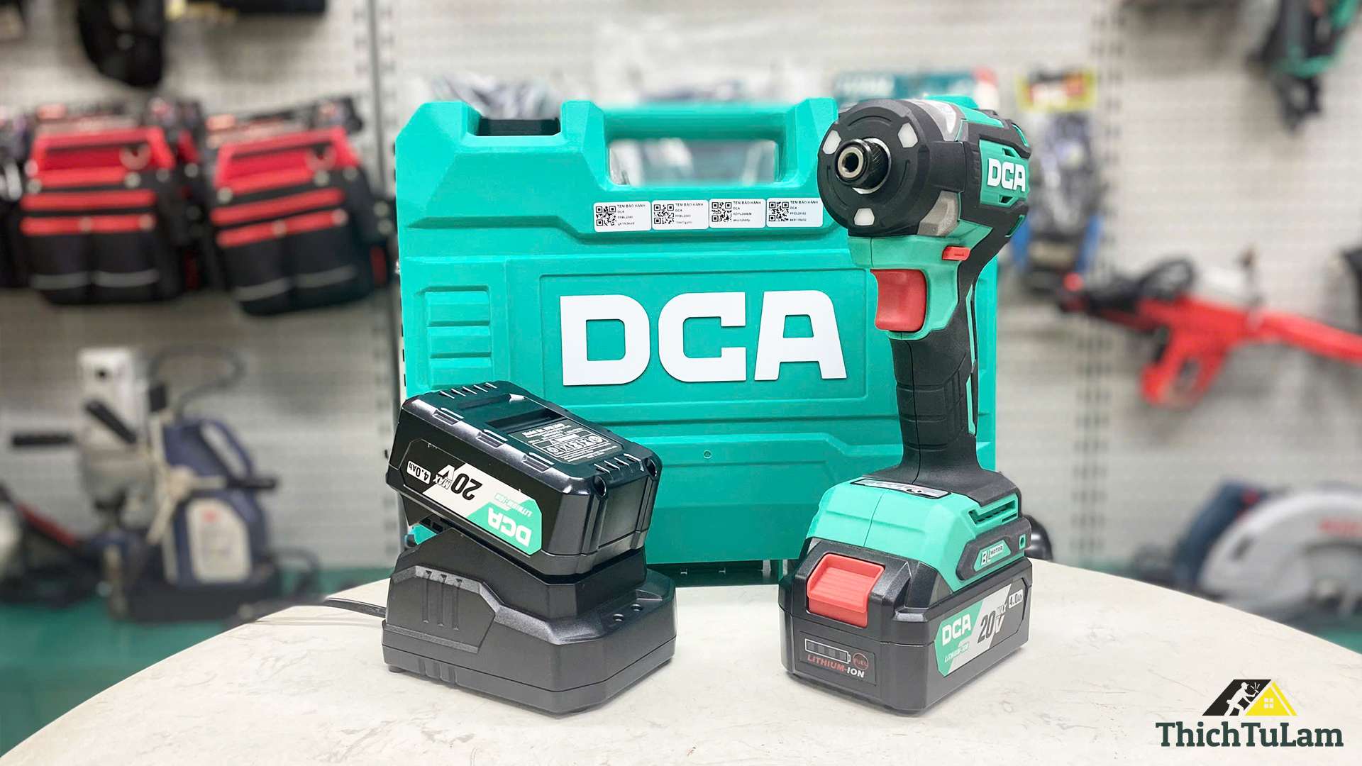 Máy bắt vít không chổi than 2 pin 1 sạc DCA ADPL208EM