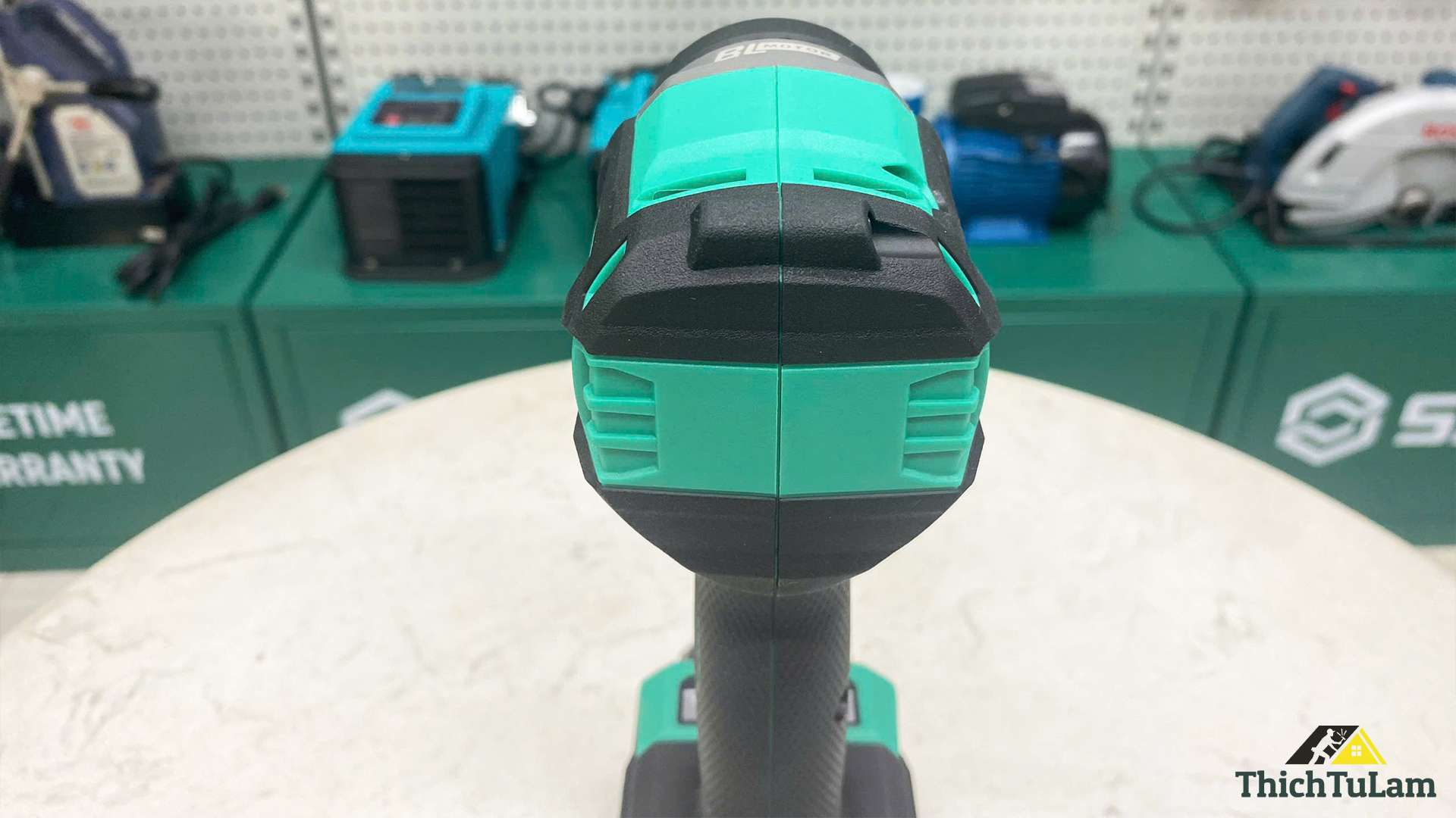 Máy bắt vít không chổi than 2 pin 1 sạc DCA ADPL208EM