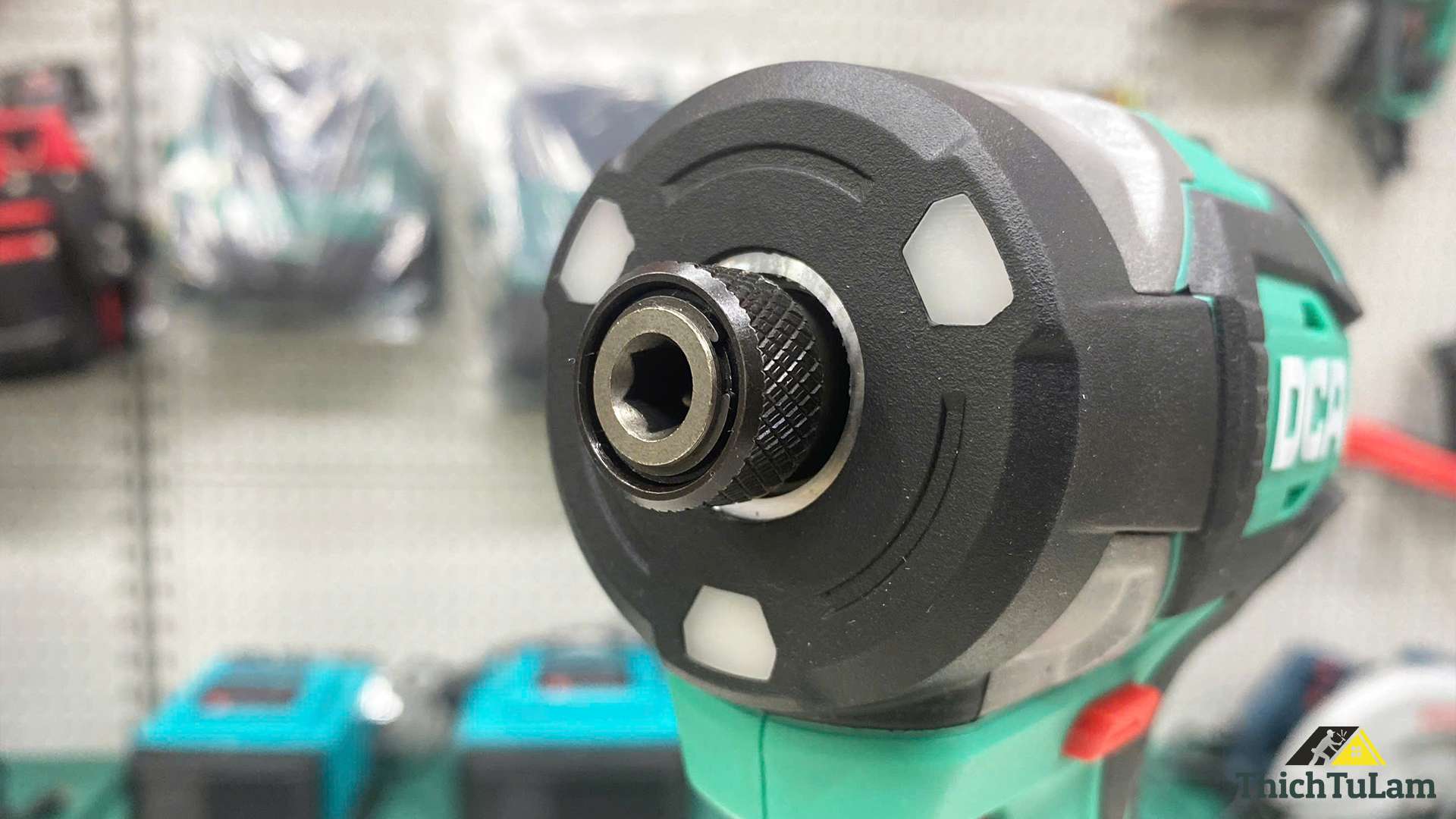 Máy bắt vít không chổi than 2 pin 1 sạc DCA ADPL208EM