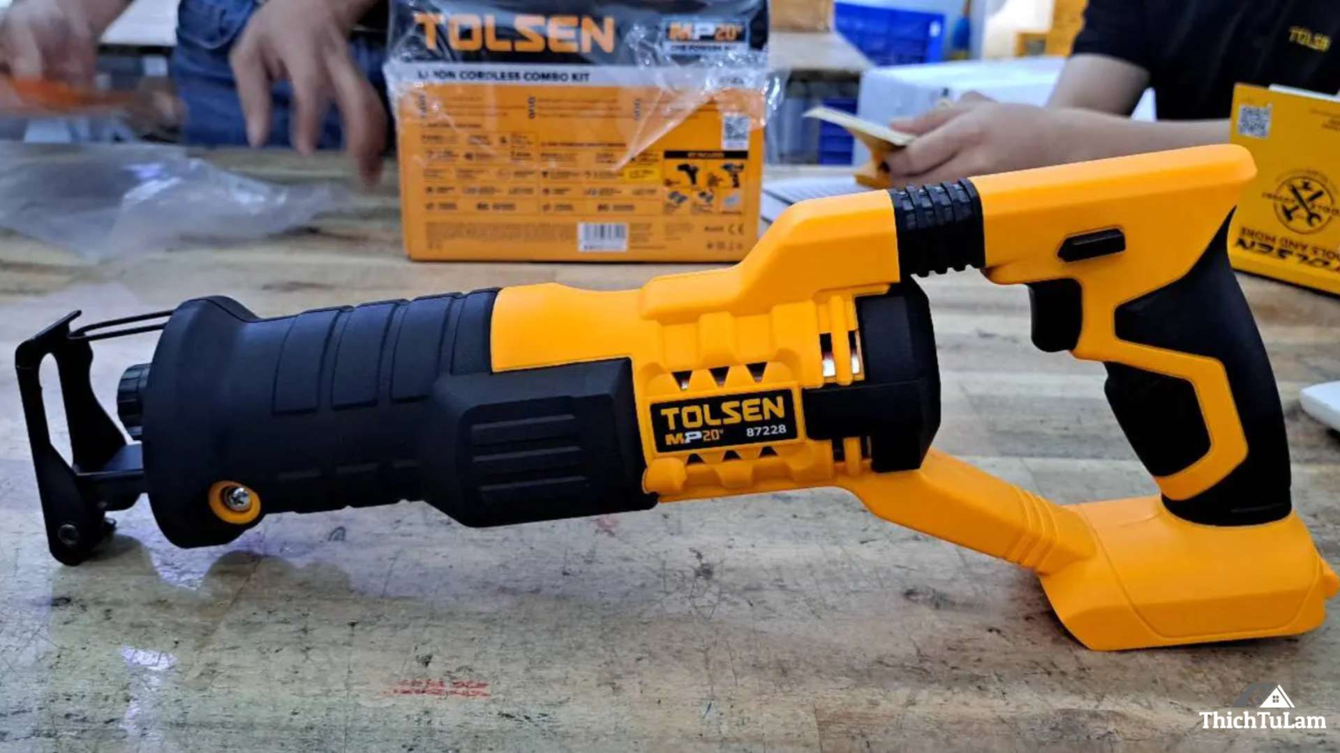 Máy cưa kiếm dùng pin 20V Tolsen 87228