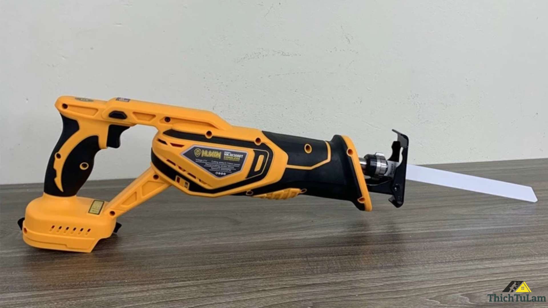 Máy Cưa Kiếm Hukan HK HI3088T và lưỡi đi kèm