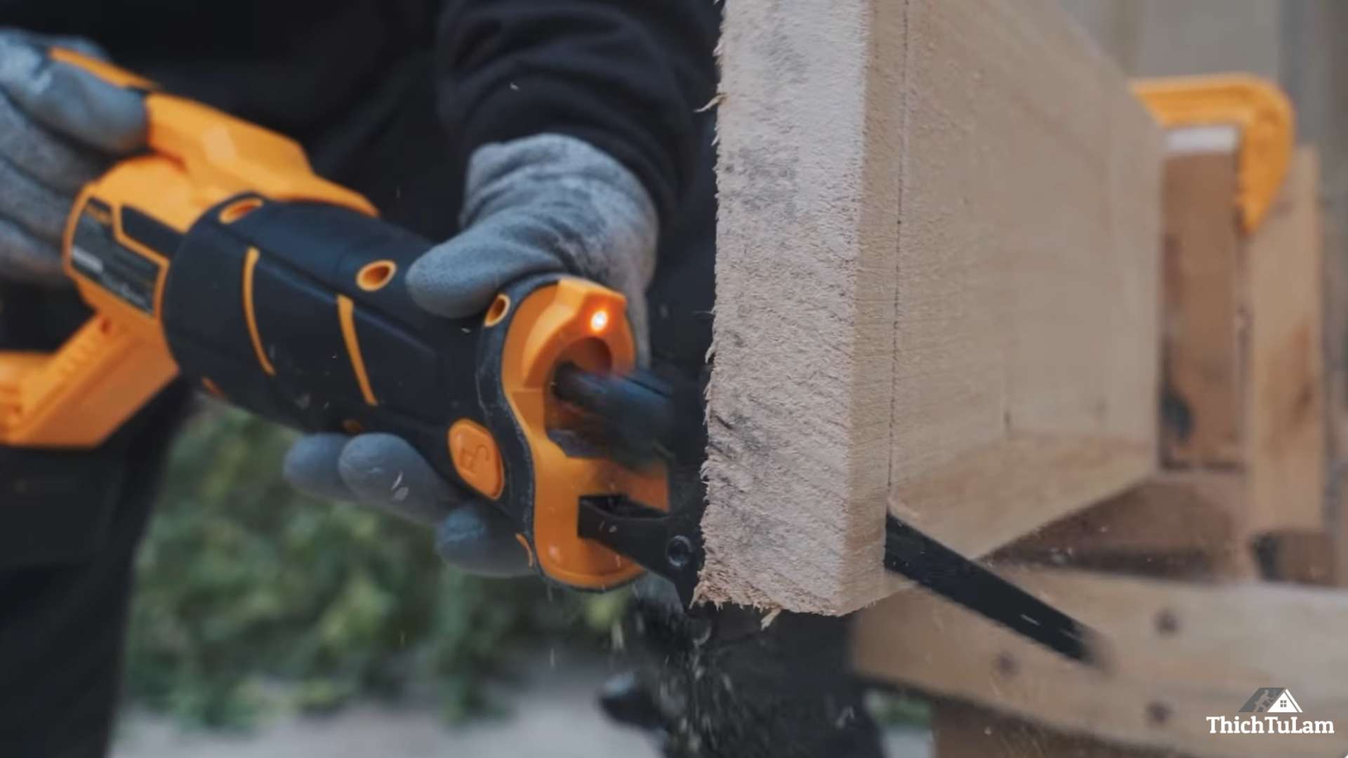 Sử Dụng Máy Cưa Kiếm Pin Tolsen cưa gỗ