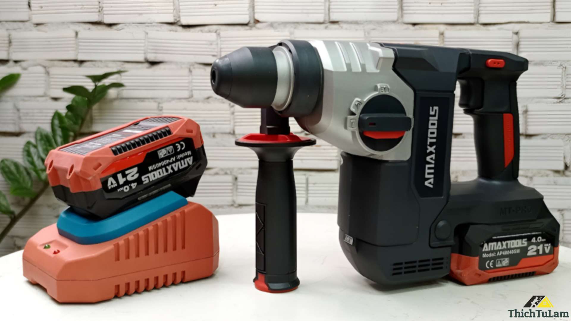 Máy khoan bê tông pin M21 Amaxtools A3CN28SM.B2 (2 pin, 1 sạc 2.5Ah đen)