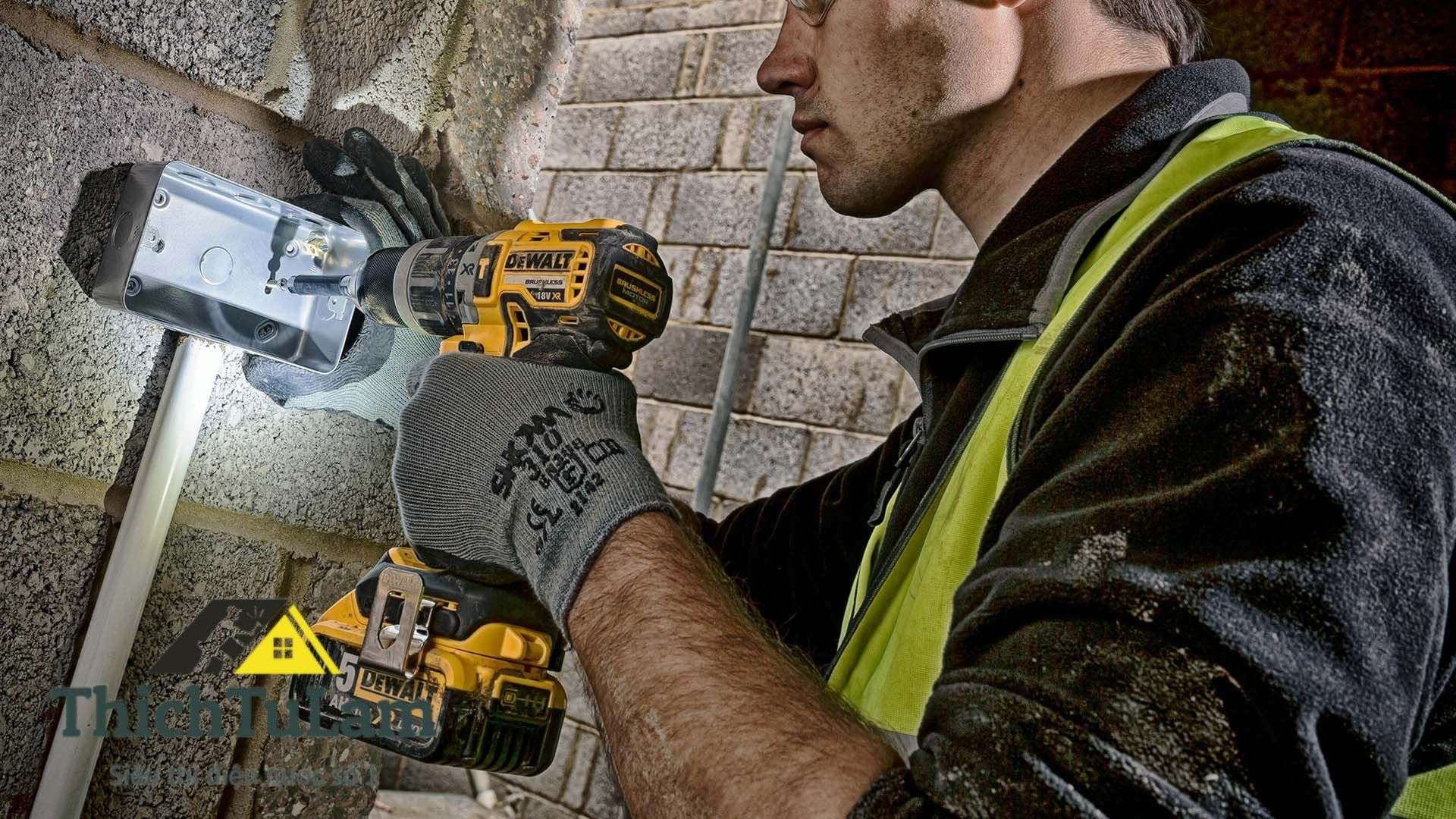 Máy khoan pin có đèn LED tích hợp