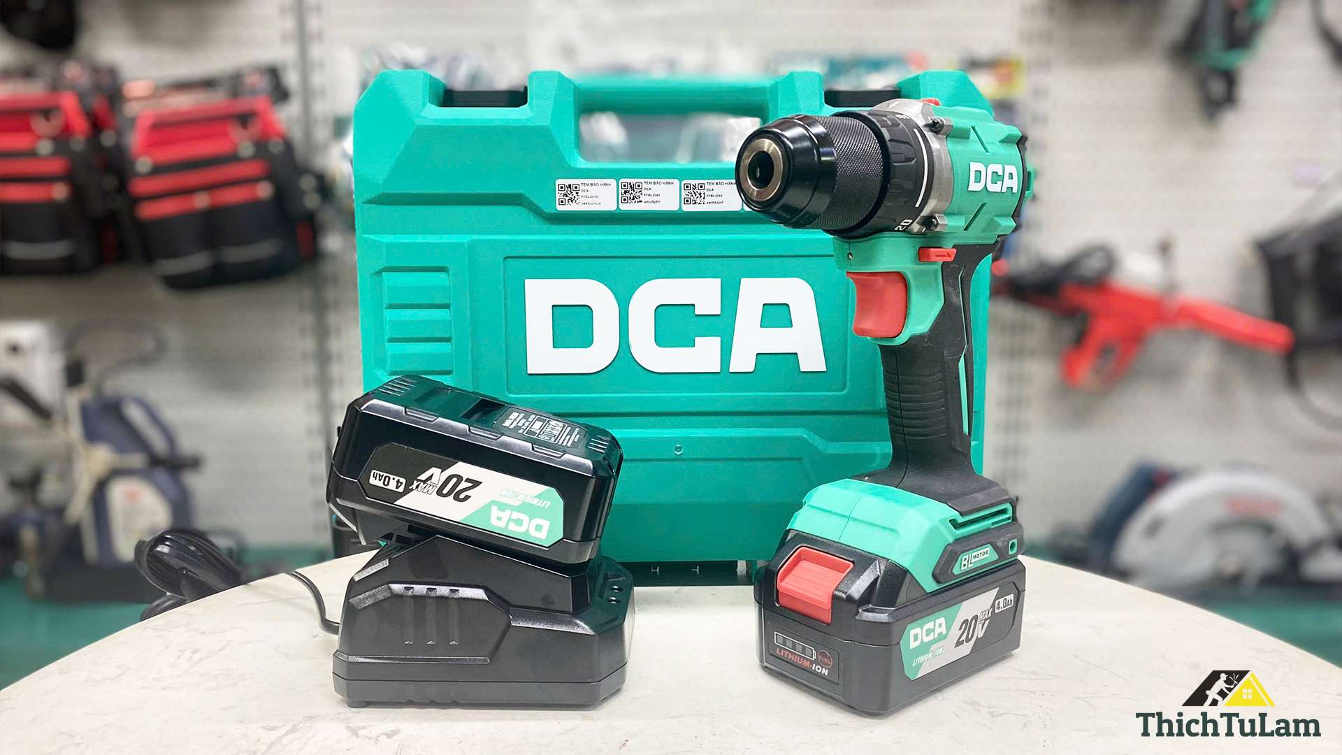 Máy khoan pin không chổi than 2 pin 1 sạc DCA ADJZ2060EM