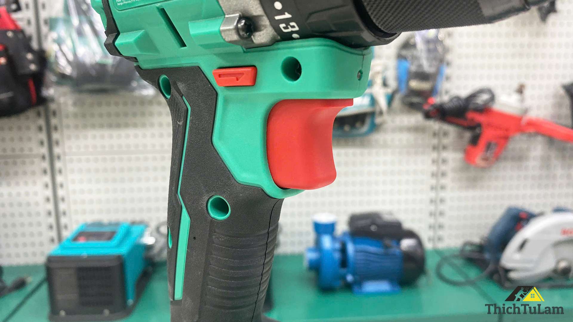 Máy khoan pin không chổi than 2 pin 1 sạc DCA ADJZ2060EM