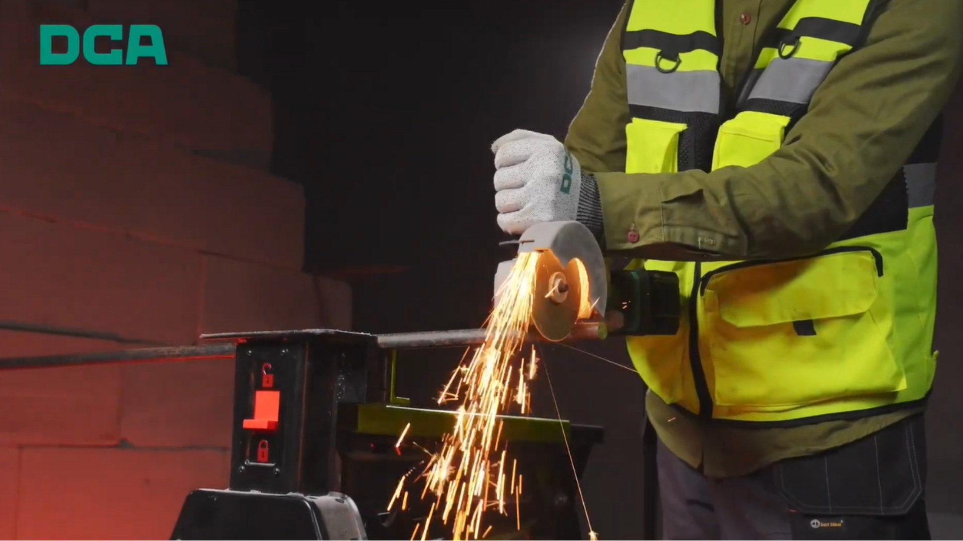 Máy Mài Góc Dùng Pin DCA ADSM03-100 Thiết Kế Tiện Lợi, Hiệu Suất Cao