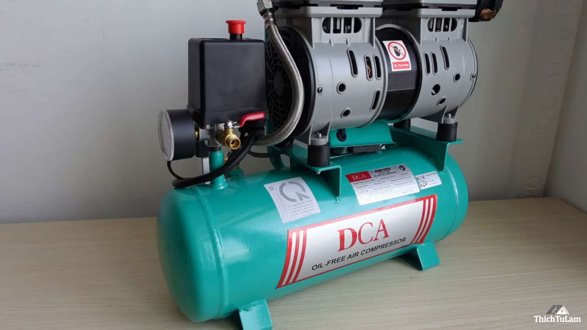 Máy nén khí không dầu mini 8lit DCA AQE1608