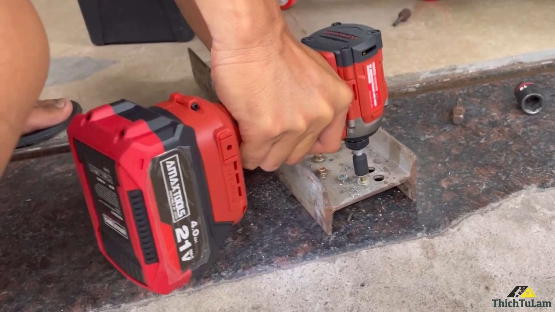 Máy vặn vít AV28014SM bắn vít trên sắt