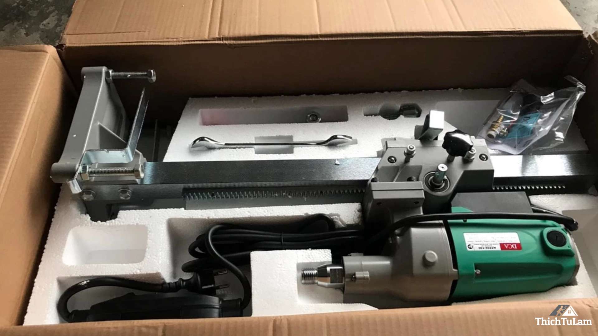 Máy khoan rút lõi bê tông 1800W DCA AZZ02-130