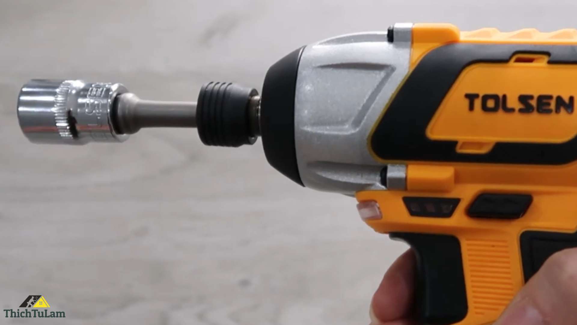 Sử dụng đầu chuyển Tolsen trên máy bắn vít