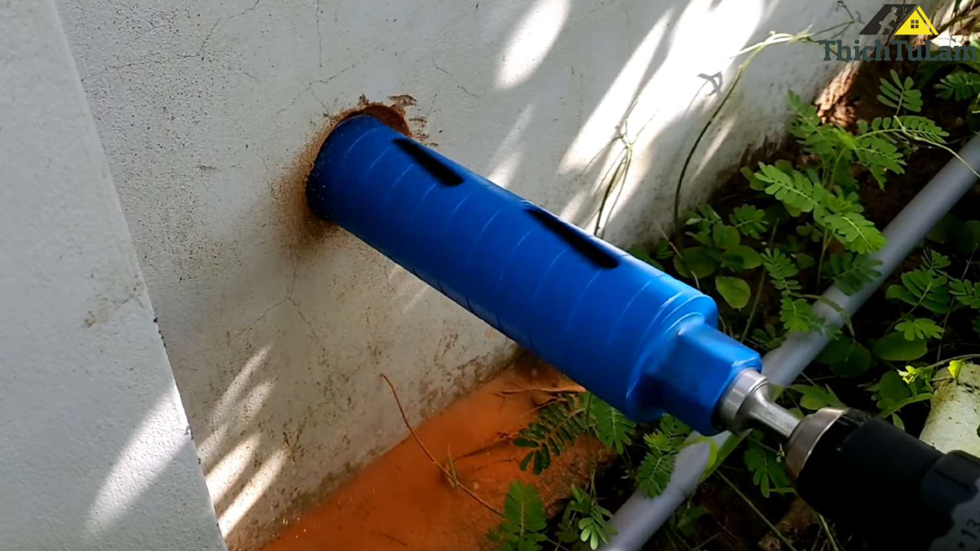 Sử dụng mũi khoan rút lõi tường bê tông