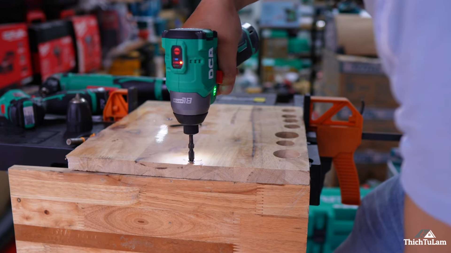 Sử dụng thực tế Máy bắn vít pin DCA ADPL04-8