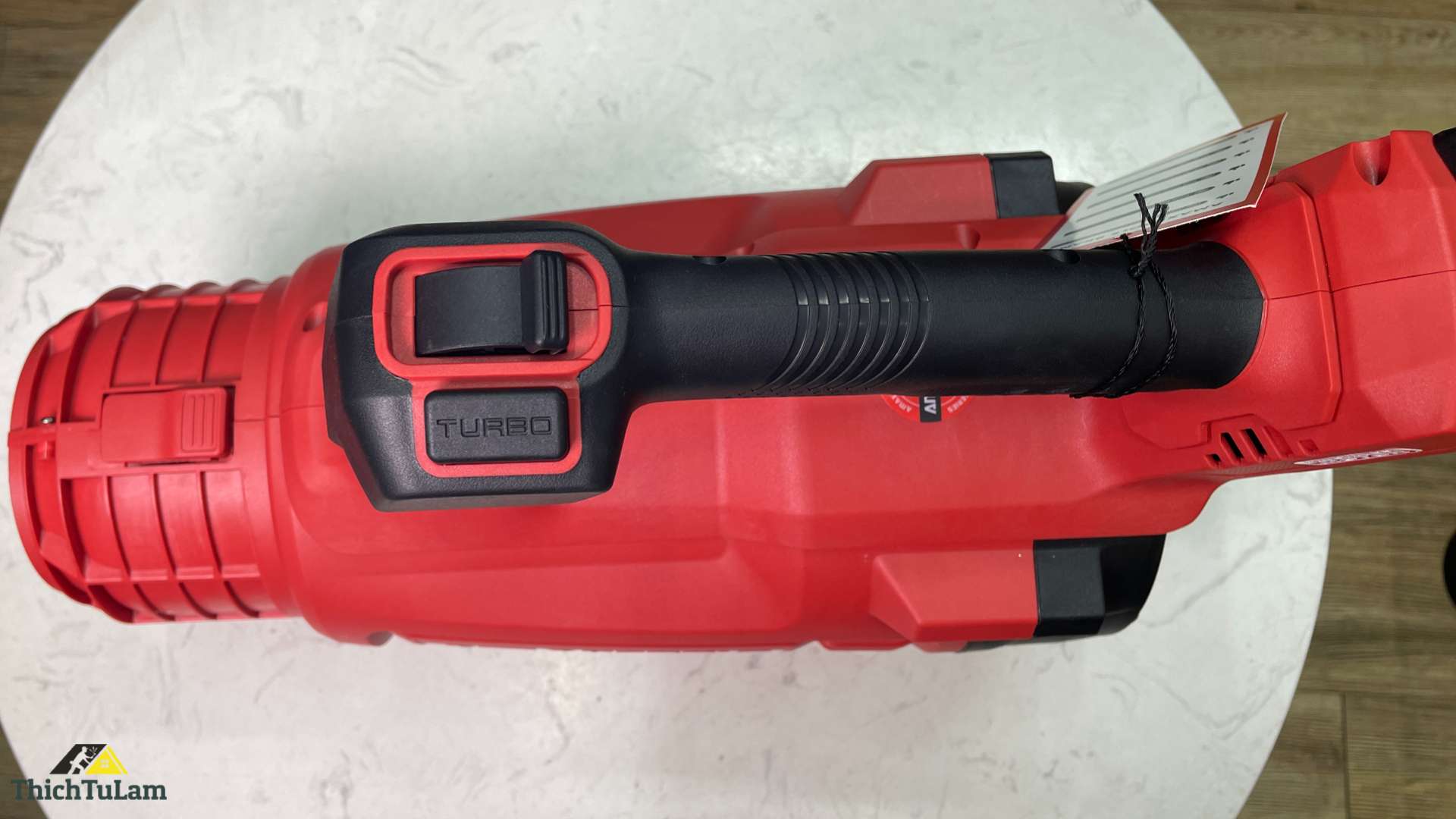 Tay cầm và nút chế độ Turbo máy thổi lá pin Amaxtools ATB260SM