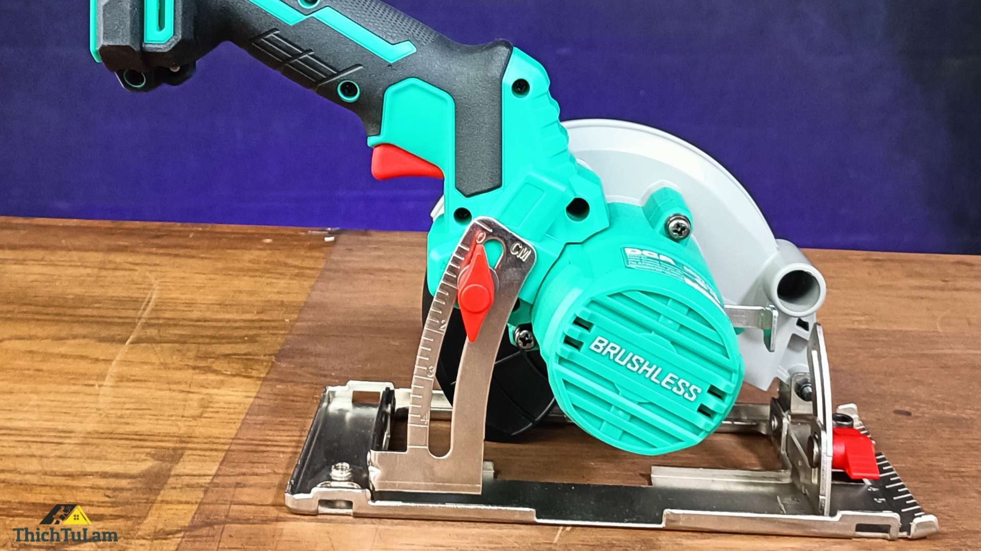 Máy cưa đĩa tròn DCA ADMY125Z