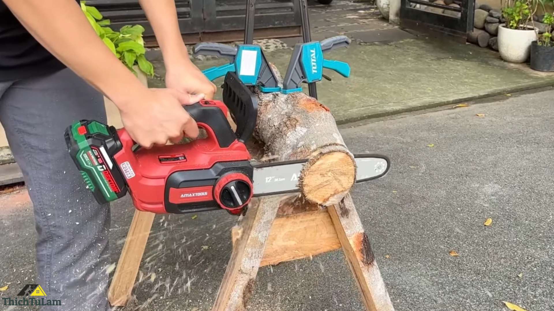 Thử nghiệm máy cưa xích pin 21V Amaxtools ACX305-SM