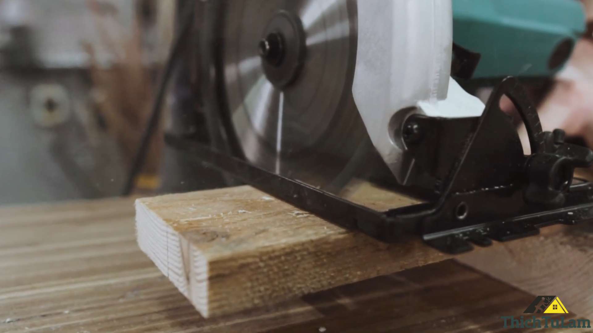 Thực hiện cắt gỗ thô