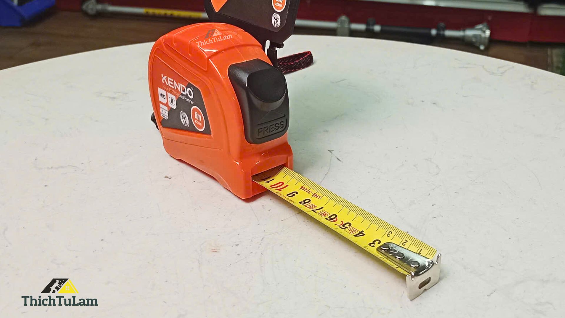 Thước cuộn thép tự khóa hệ mét 8mx25mm Kendo 35041