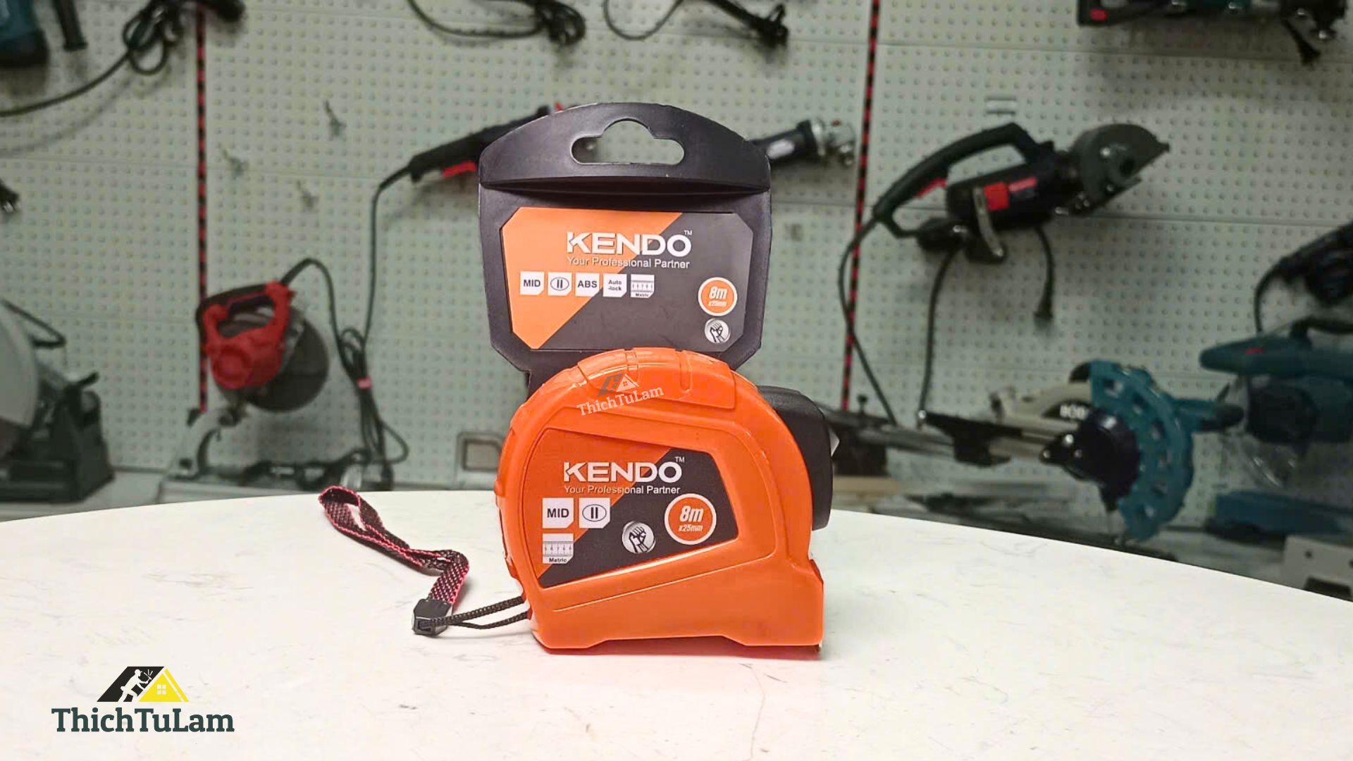 Thước cuộn thép tự khóa hệ mét 8mx25mm Kendo 35041