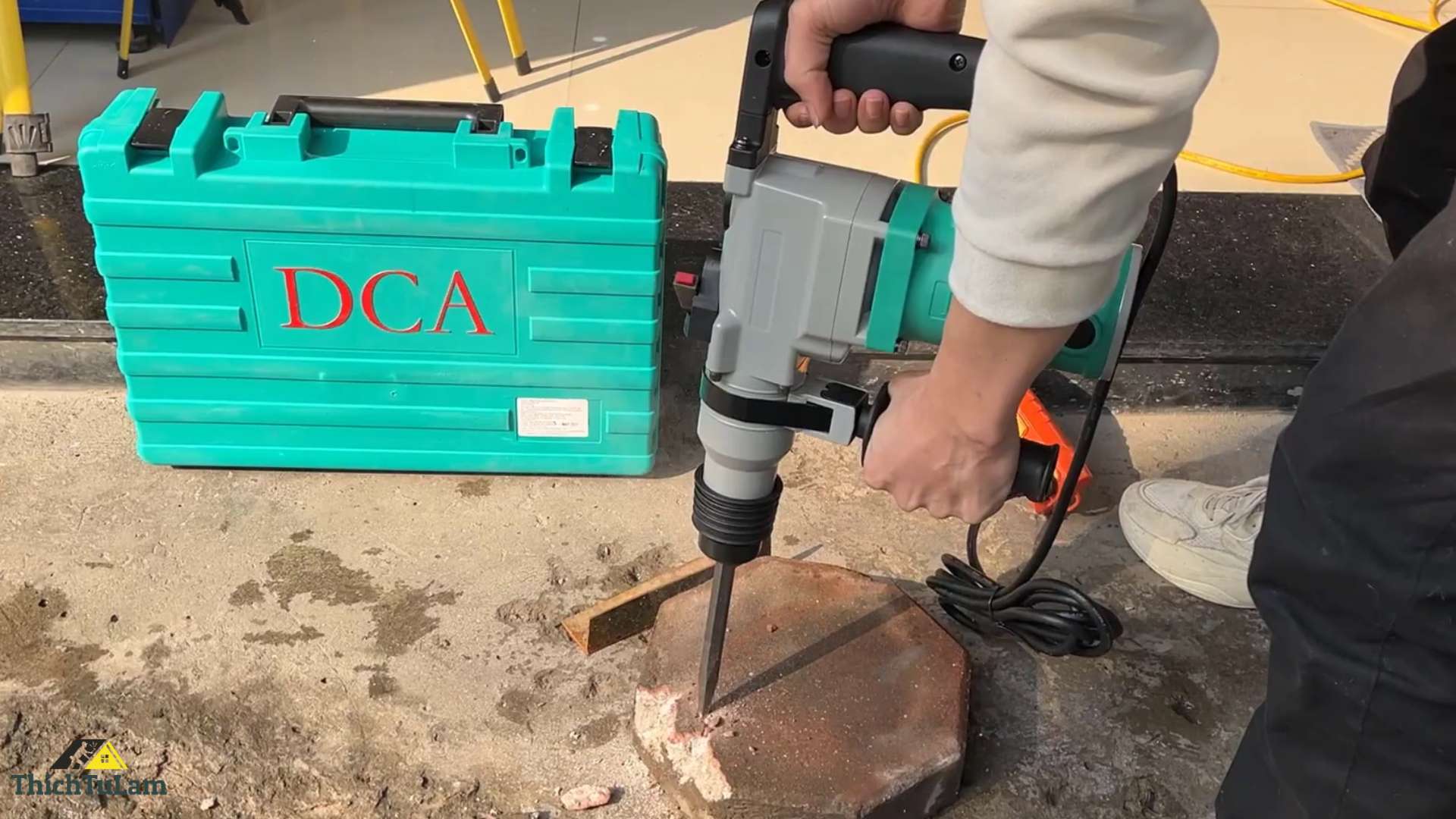 Trải nghiệm máy khoan bê tông DCA AZC02-28