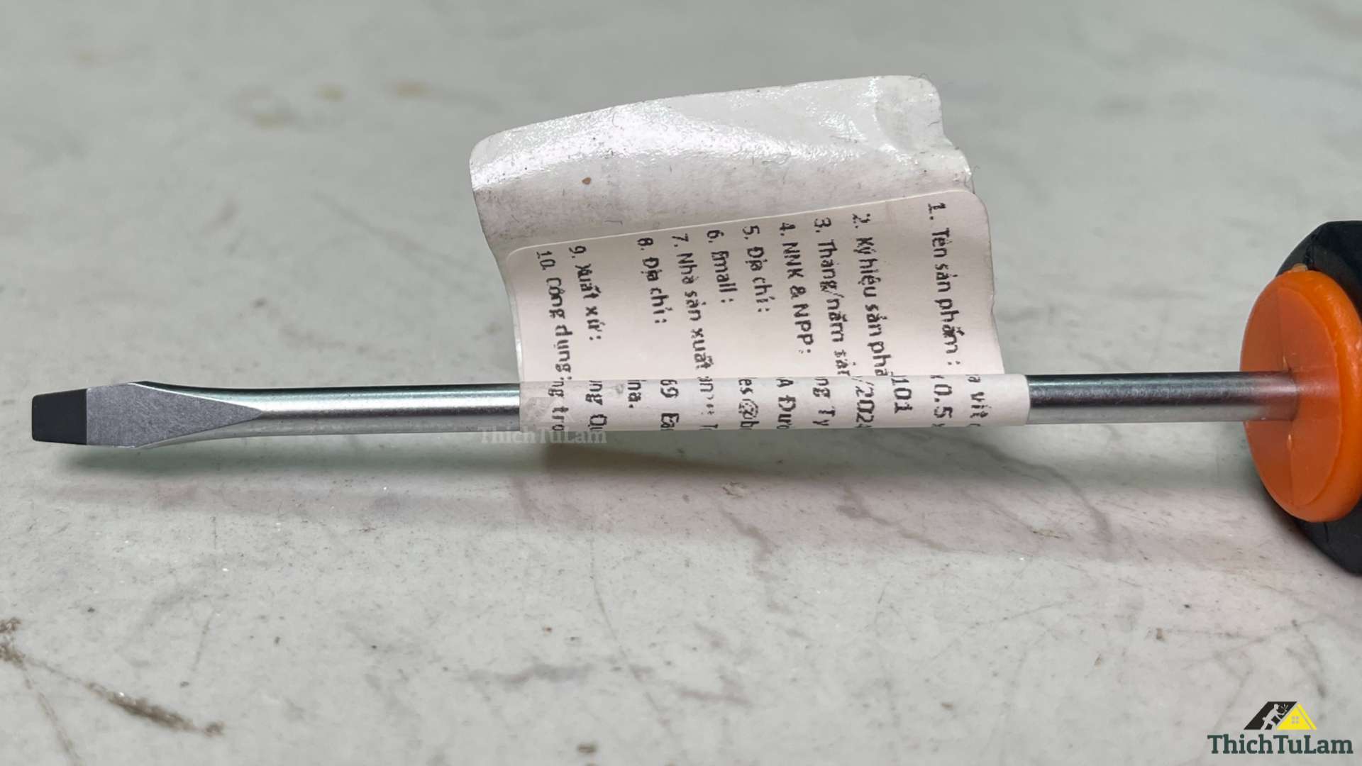 Tua vít dẹp bằng thép Cr-V tay cầm bọc cao su 3x0.5x75mm Kendo 20101