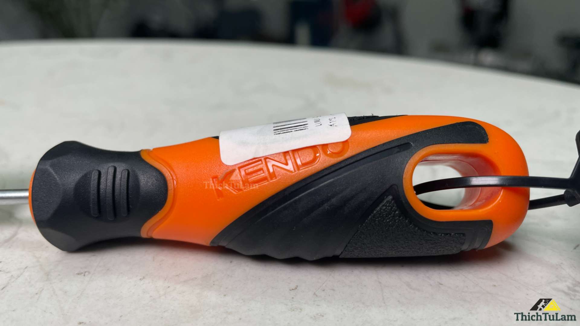 Tua vít dẹp bằng thép Cr-V tay cầm bọc cao su 3x0.5x75mm Kendo 20101