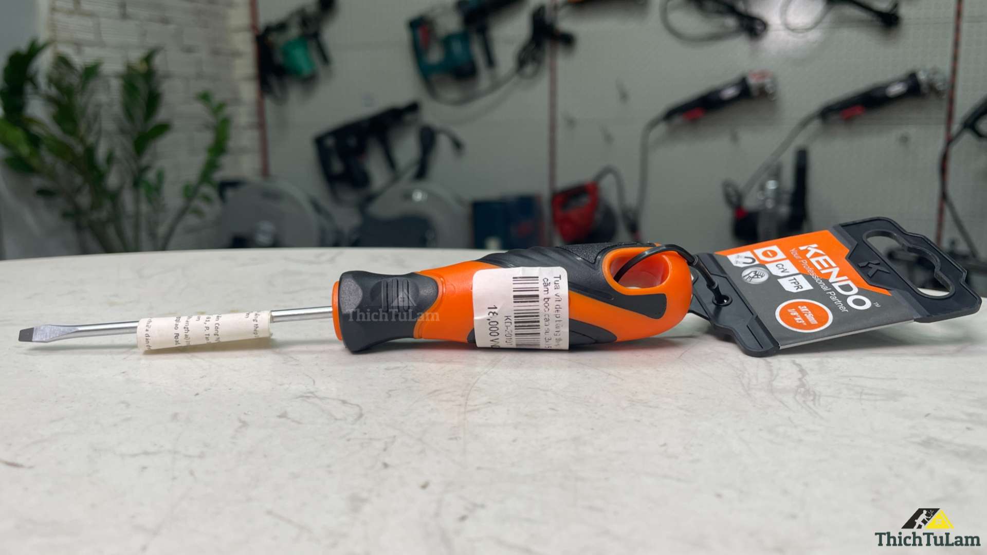 Tua vít dẹp bằng thép Cr-V tay cầm bọc cao su 3x0.5x75mm Kendo 20101