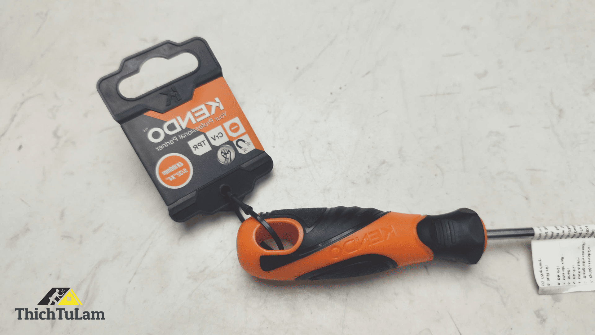 Tua vít dẹp bằng thép Cr-V tay cầm bọc cao su 4x0.8x100mm Kendo 20100