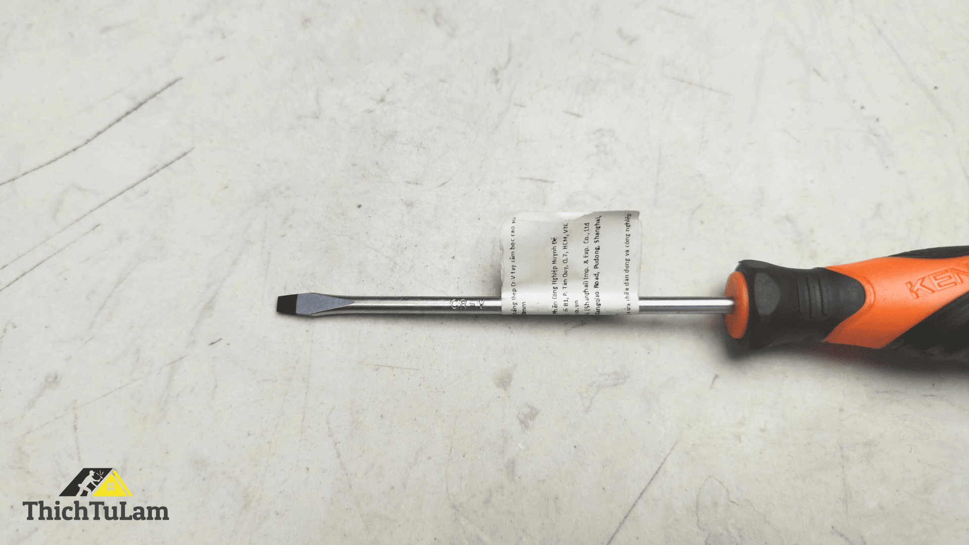 Tua vít dẹp bằng thép Cr-V tay cầm bọc cao su 4x0.8x100mm Kendo 20100