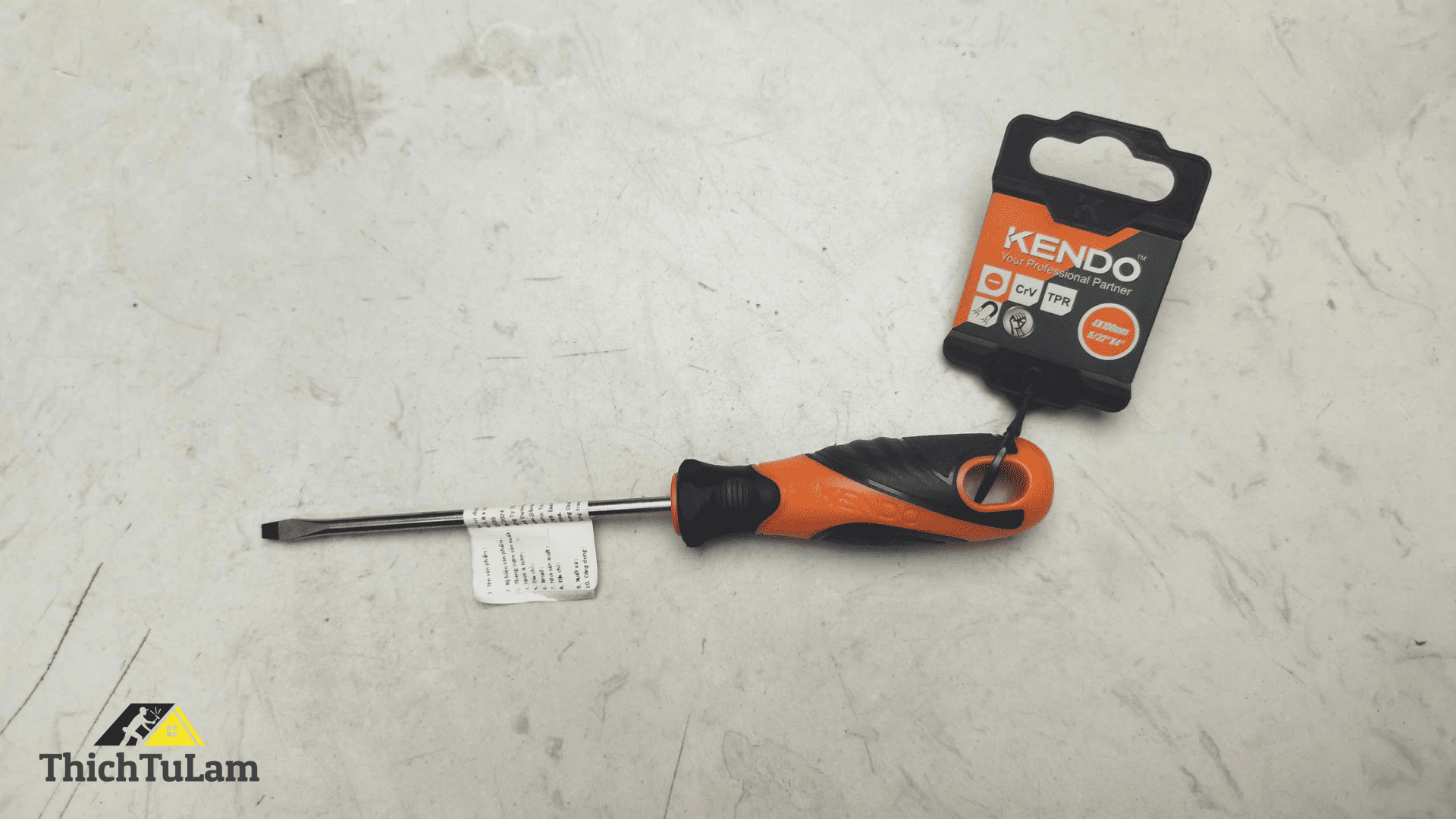 Tua vít dẹp bằng thép Cr-V tay cầm bọc cao su 4x0.8x100mm Kendo 20100