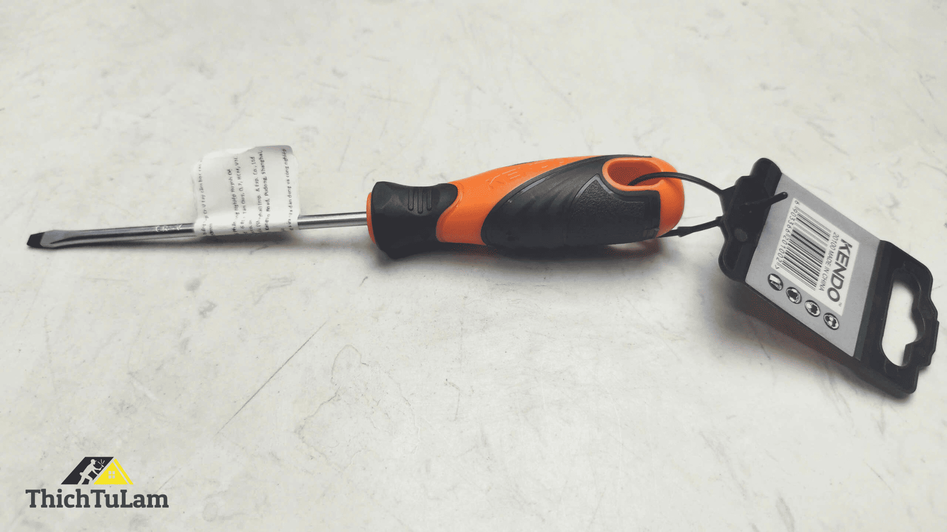 Tua vít dẹp bằng thép Cr-V tay cầm bọc cao su 4x0.8x100mm Kendo 20100