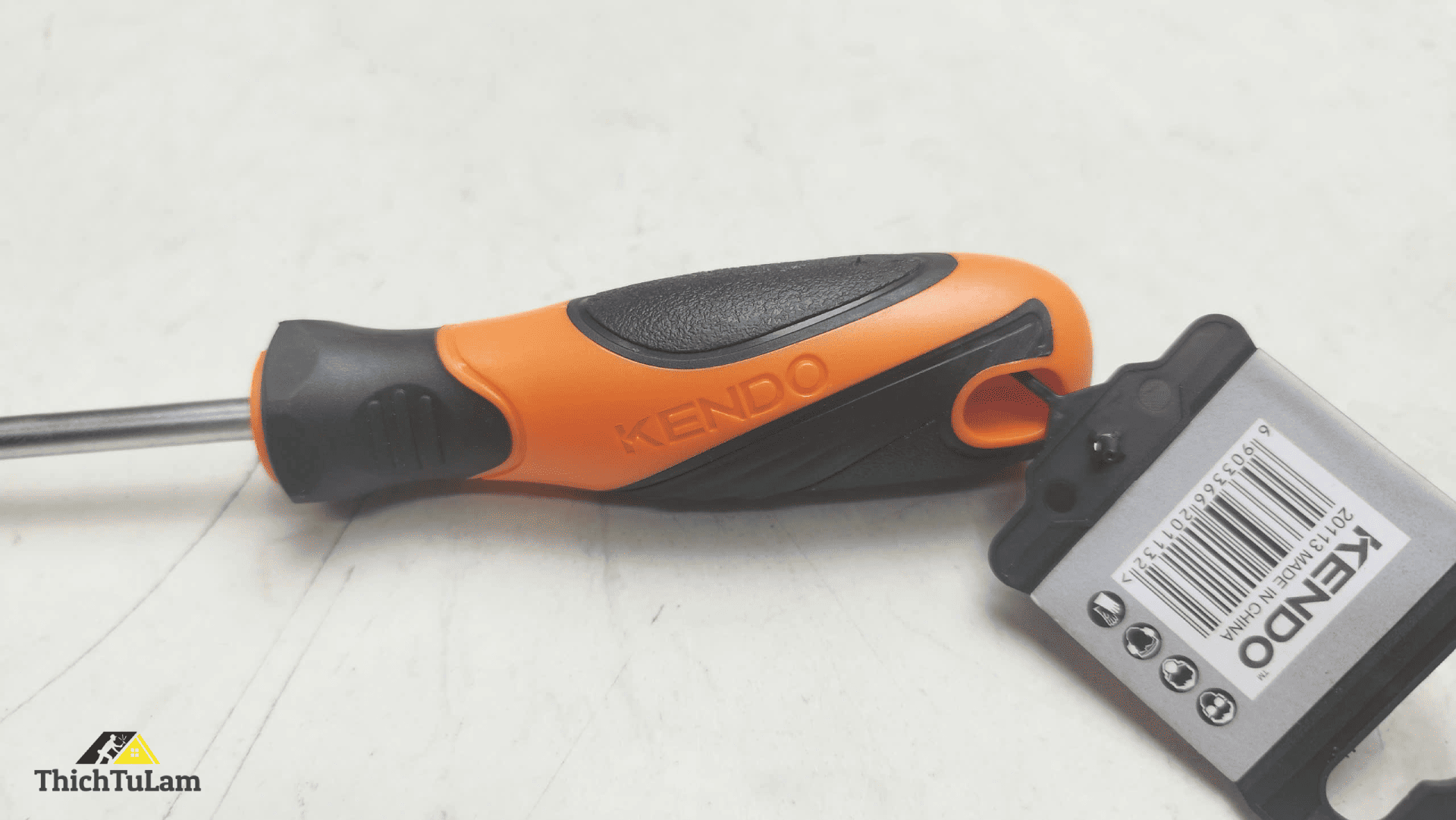 Tua vít dẹp bằng thép Cr-V tay cầm bọc cao su 6.5x1.2x200mm Kendo 20113