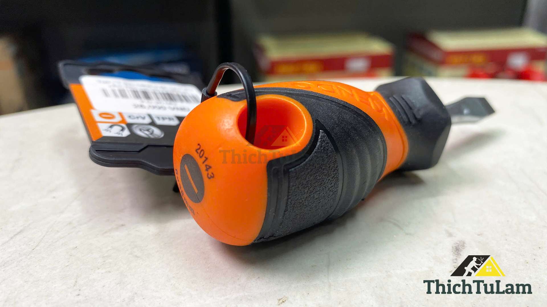 Tua vít dẹp bằng thép Cr-V tay cầm bọc cao su 6x38mm Kendo 20143