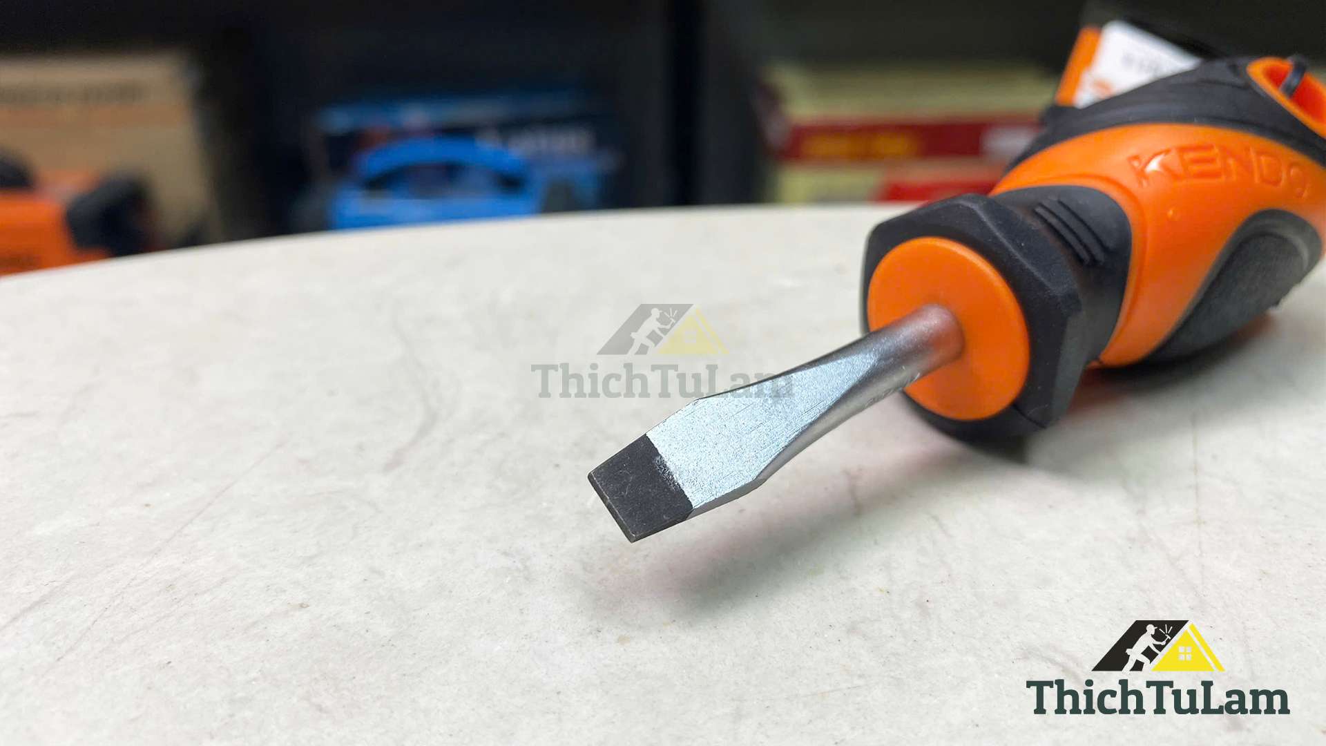 Tua vít dẹp bằng thép Cr-V tay cầm bọc cao su 6x38mm Kendo 20143