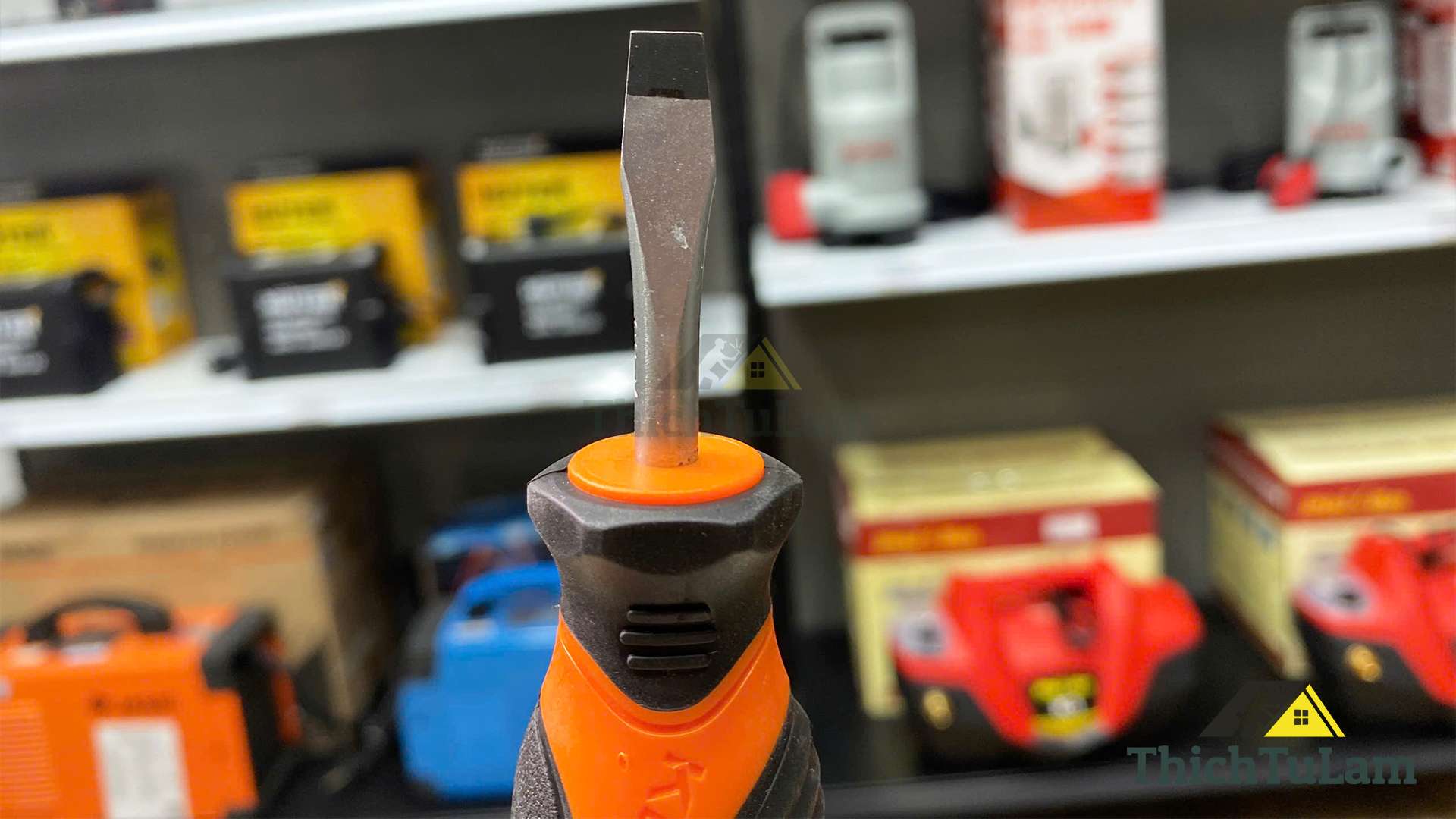 Tua vít dẹp bằng thép Cr-V tay cầm bọc cao su 6x38mm Kendo 20143