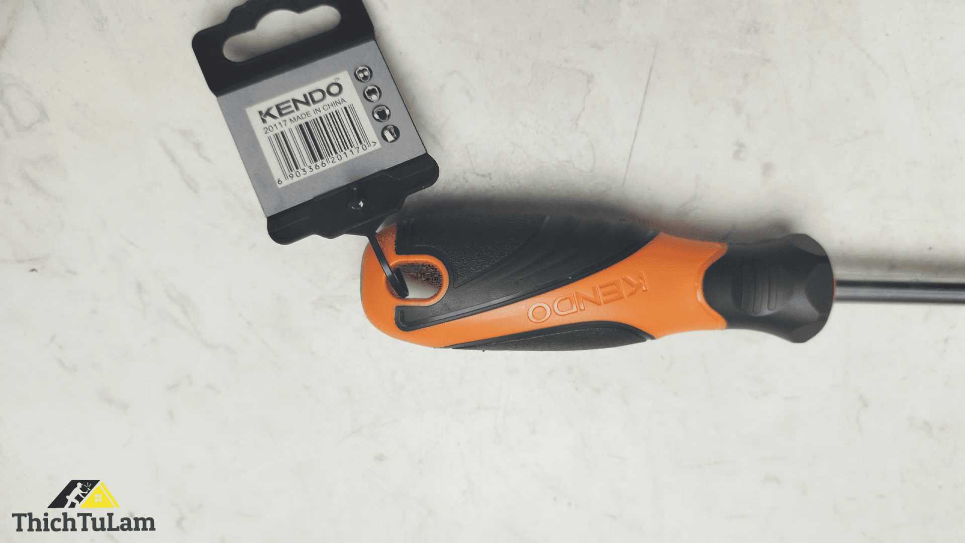 Tua vít dẹp bằng thép Cr-V tay cầm bọc cao su 8x1.6x200mm Kendo 20117