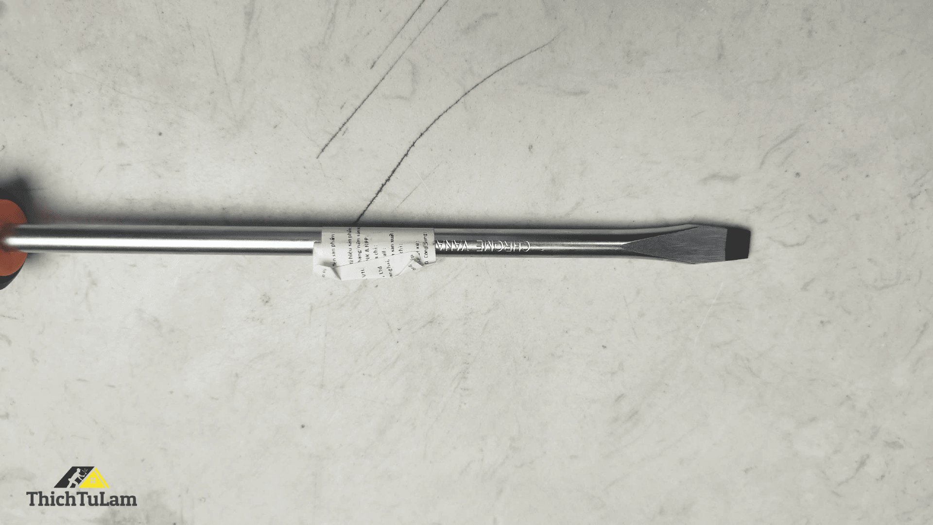 Tua vít dẹp bằng thép Cr-V tay cầm bọc cao su 8x1.6x200mm Kendo 20117