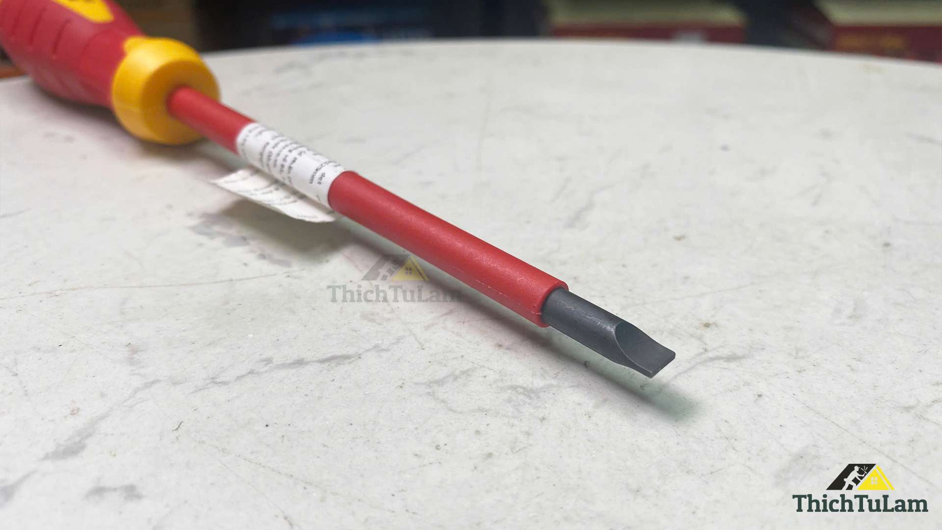 Tua vít dẹt cách điện 1000V VDE 1.0x5.5x125mm Kendo 20405