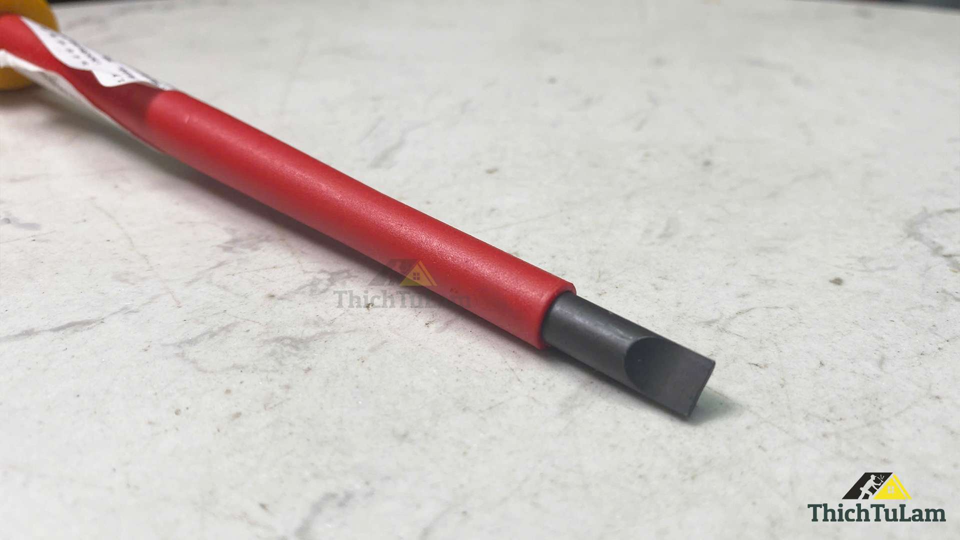 Tua vít dẹt cách điện 1000V VDE 1.2x6.5x150mm Kendo 20406