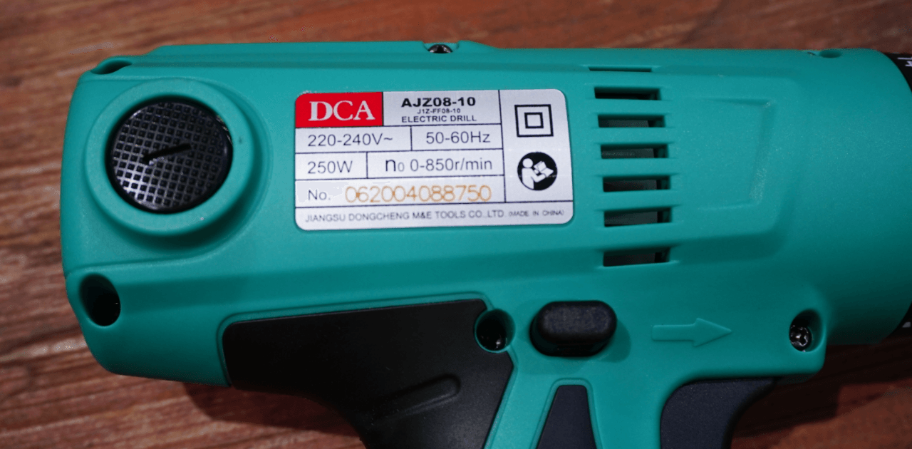 Tên thương hiệu in trên máy khoan pin